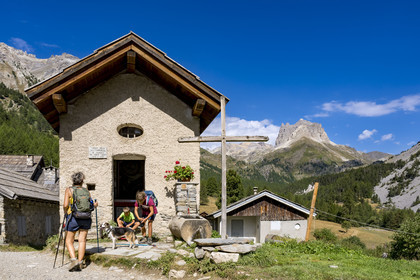 France, Hautes Alpes, Nevache, the Vallée Etroite (Narrow Valley) on the Italian border, Les Granges hamlet, Mount Tabor and the Grand Séru (right) in the background