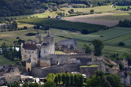 France, Dordogne (24), Périgord Noir, vallée de la Dordogne, Beynac-et-Cazenac, labellisé Les Plus Beaux Villages de France, château sur un éperon rocheux au dessus de la rivière Dordogne (vue aérienne)