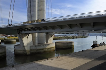France, Seine-Maritime (76), Rouen, le pont levant Gustave Flaubert sur la Seine et le port