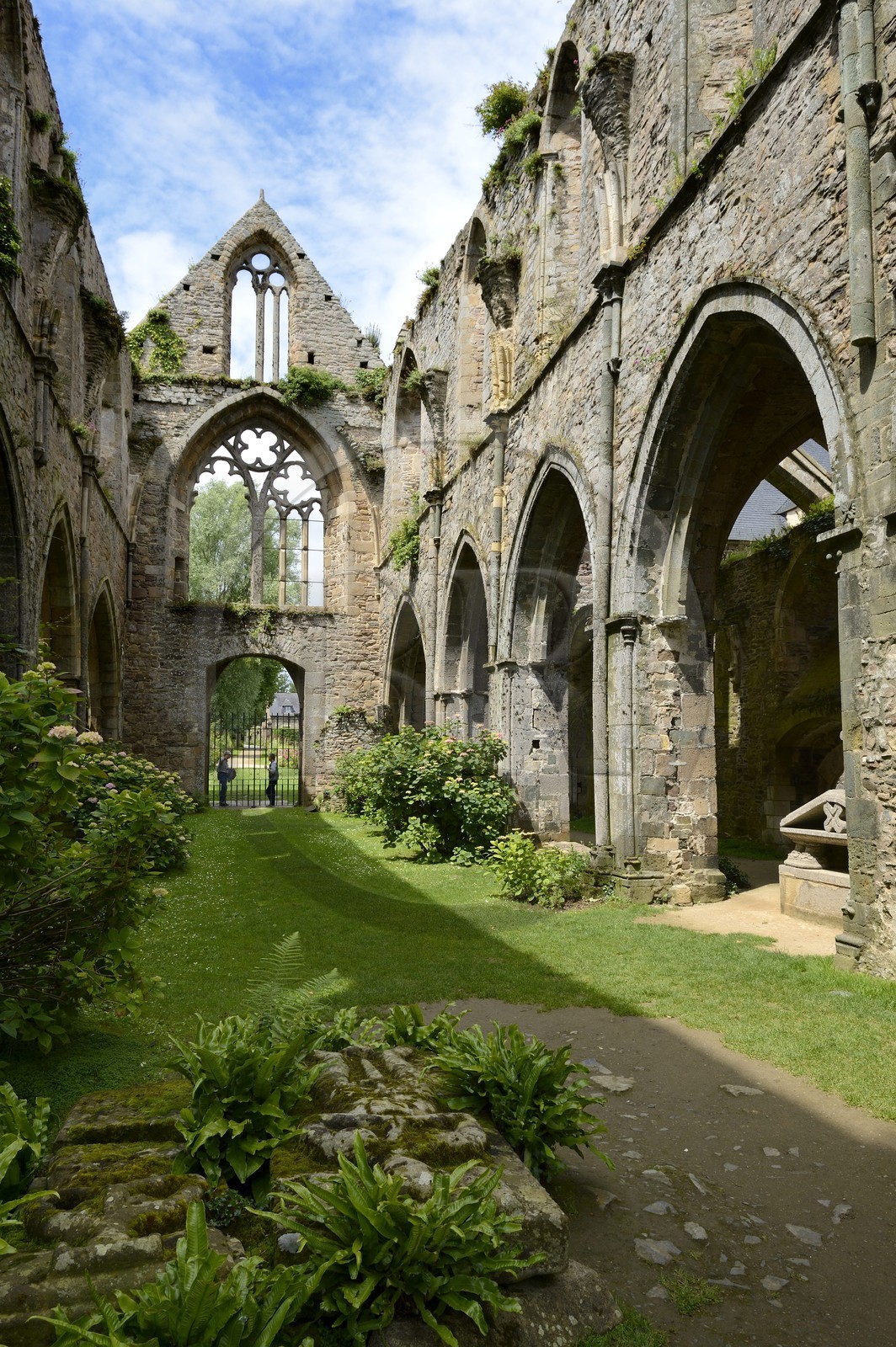 France, Côtes-d'Armor (22), étape sur le chemin de Saint-Jacques de Compostelle, Paimpol, abbaye de Beauport du XIIIe siècle, intérieur de l'église abbatiale, gisants des seigneurs de Kergozou