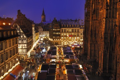 France, Bas Rhin (67), Strasbourg, cabane du marche de Noel place de la Cathedrale