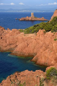 France, Var (83), Agay commune de Saint-Raphaël, massif de l'Estérel, la Corniche d'Or, la tour de l'Ile d'Or au large du cap du Dramont