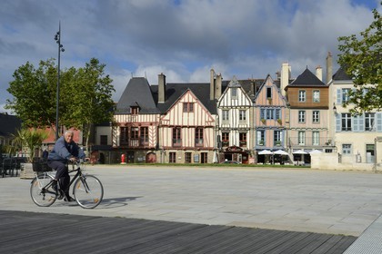 France, Morbihan (56), Golfe du Morbihan, Vannes, le quai Eric Tabarly sur la rive droite du port de plaisance, terrasse d'un bar restaurant et maisons à colombages