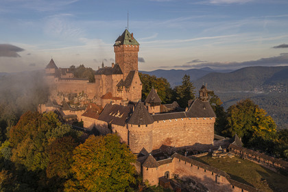 France, Bas-Rhin (67), Orschwiller, le chateau du Haut-Koenigsbourg positionné sur les contreforts vosgiens et surplombant la plaine d'Alsace à l'Est ainsi que les vallées de Villé et de la Bruche à l'ouest en arrière plan (vue aérienne)