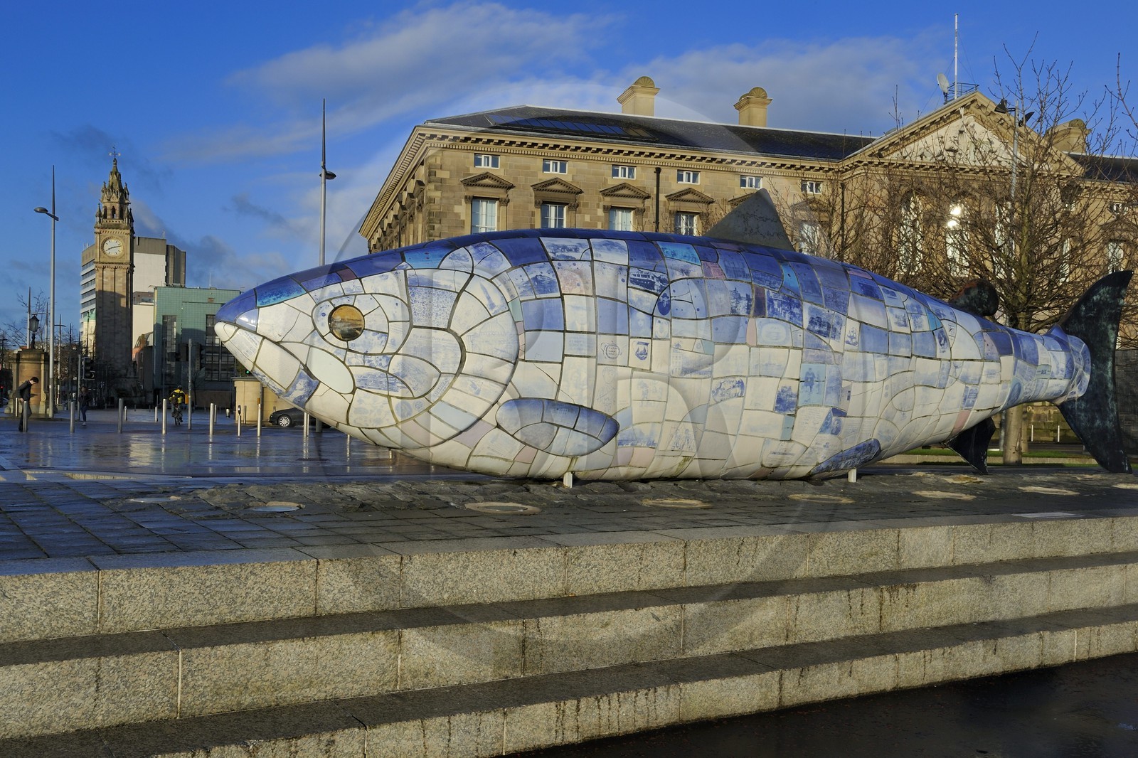 Royaume-Uni, Irlande du Nord, Belfast, le waterfront  au bord de la rivière Lagan, le The Big Fish de John Kindness sur Donegall Quay et la Clock Tower (la tour de l'Horloge)