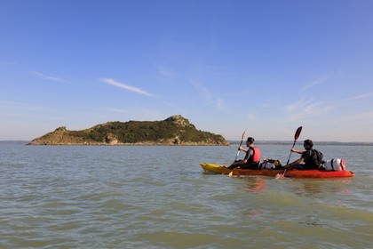 France, Manche (50), traversée de la Baie du Mont-Saint-Michel en kayak (www.seakayak-fr.com), arrivée sur l'ile de Tombelaine