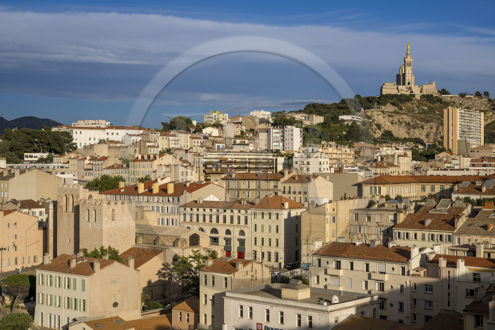 France, Bouches-du-Rhône (13), Marseille, Le Vieux Port, Abbaye Saint Victor et Notre-Dame de la Garde en arrière plan