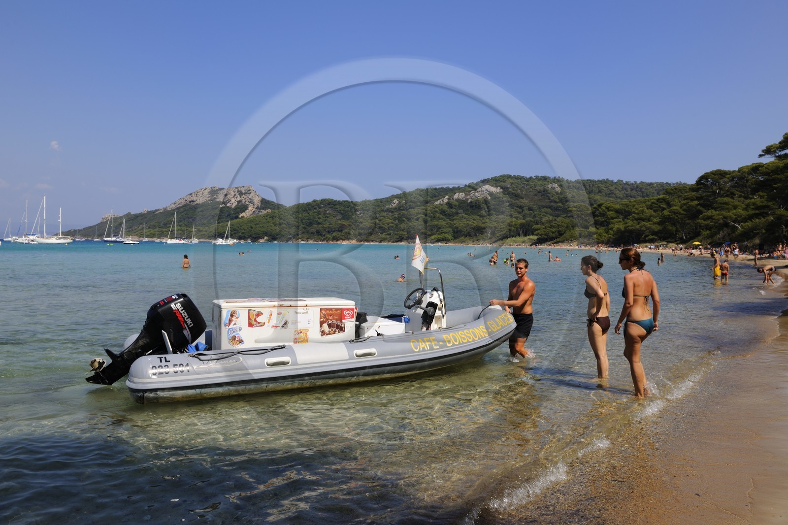 France, Var (83), Iles d'Hyères, parc national de Port-Cros, île de Porquerolles, la Plage Notre Dame, vacanciers devant le bateau-magasin de glaces