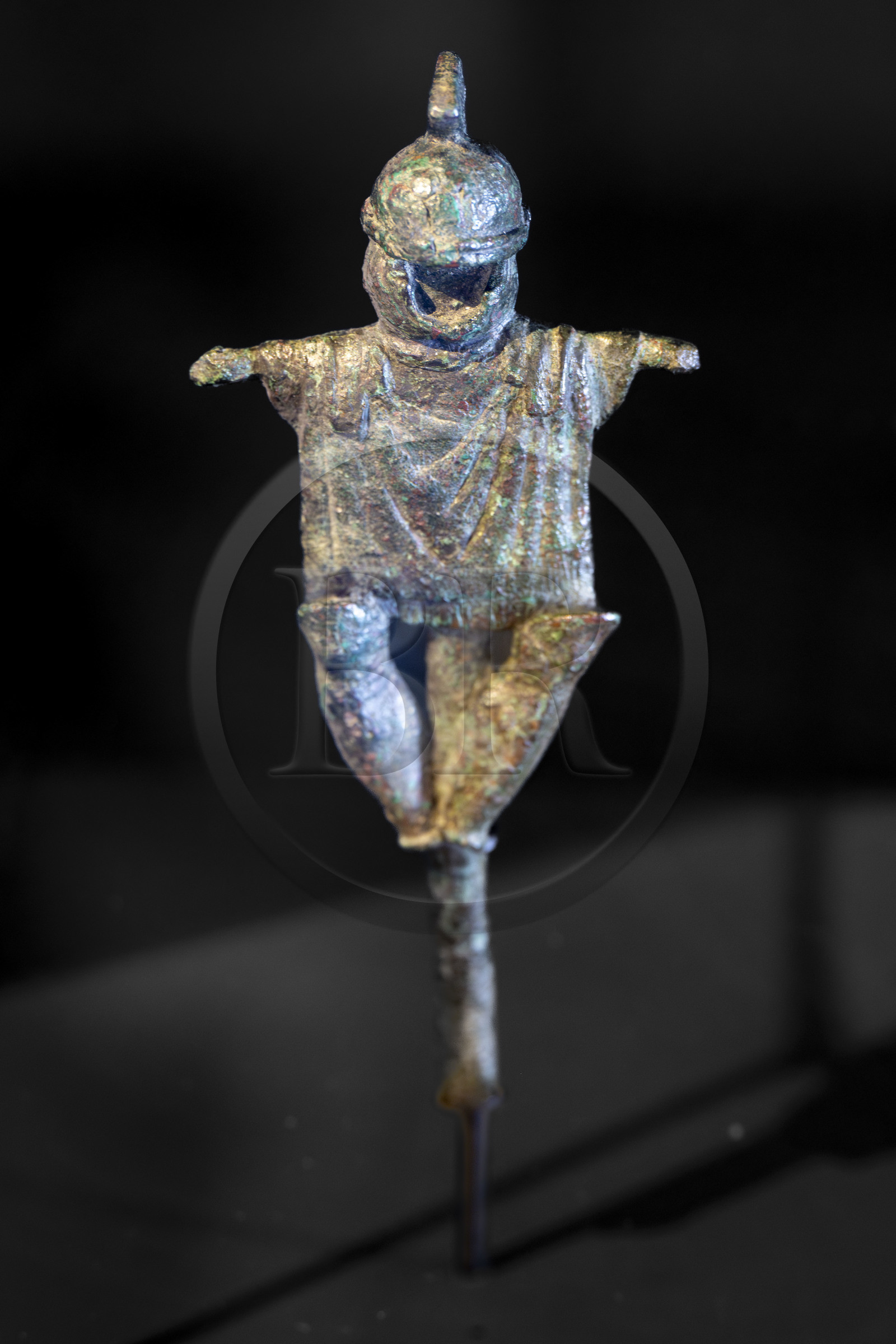 France, Bouches-du-Rhône (13), Parc Naturel Régional des Alpilles, Saint-Rémy-de-Provence, Hotel de Sade, centre des Monuments Nationaux, qui abrite le musée archéologique du site de Glanum, trophée d'armes miniature en bronze