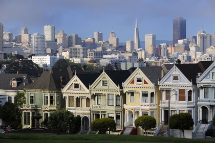 Etats-Unis, Californie, San Francisco, maisons victoriennes d'Alamo Square et le quartier d'affaires en arrière-plan