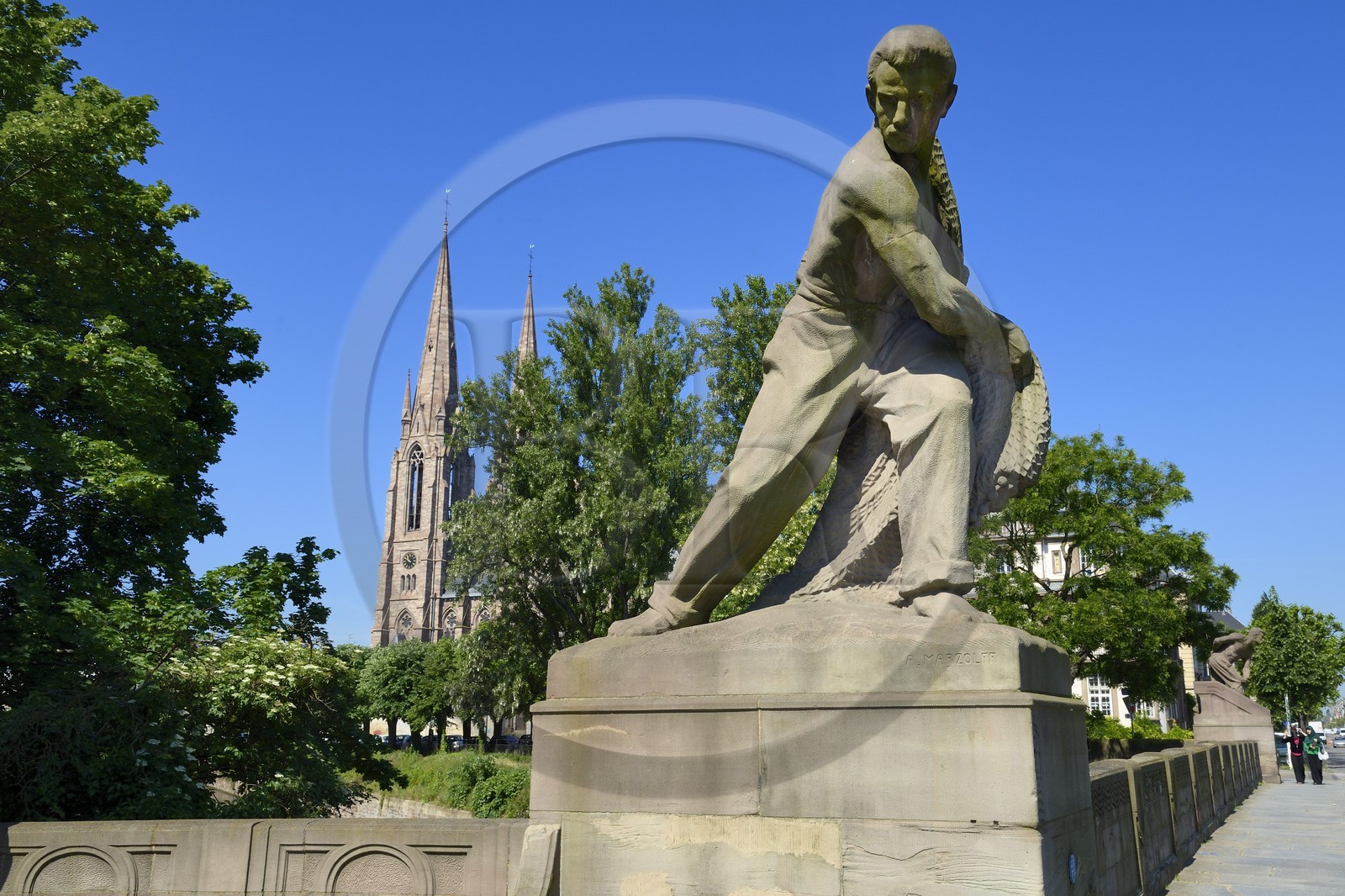 France, Bas-Rhin (67), Strasbourg, quartier de la Neustadt datant de la periode allemande, le pont Kennedy aussi appelé pont des 4 géants, pêcheur avec son filet
