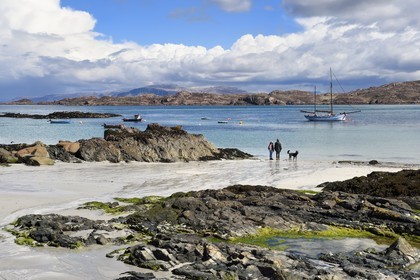 Royaume-Uni, Ecosse, Highland, Hébrides intérieures, plage de sable sur l'Ile de Iona faisant face au Ross of Mull