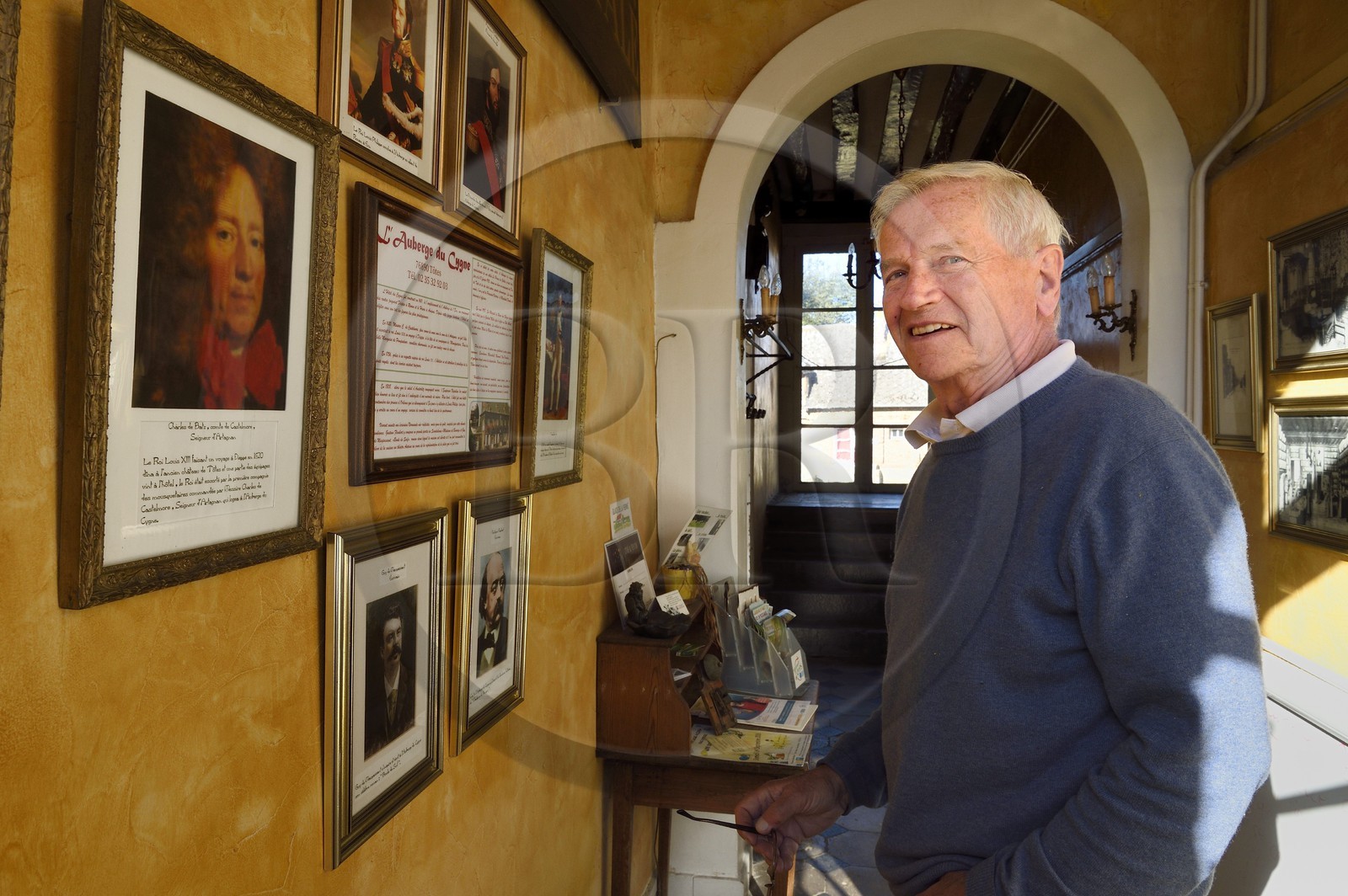 France, Seine-Maritime (76), Pays de Caux, Tôtes, l'auberge du cygne, ancien relais de la Poste royale, elle aurait hébergé des personnalités comme D'Artagnan, Madame de Pompadour, Louis-Philippe Ier, Napoléon Ier et l’impératrice Joséphine etc et fut le lieu où Guy de Maupassant écrivit Boule de Suif (dans lequel l’auberge est très présente) et où Gustave Flaubert écrivit une partie de Madame Bovary, le comte Geoffroy De Belloy De Saint-Linéard dont la famille en est propriétaire depuis la fin du XVIIe siècle