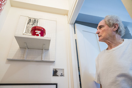 France, Paris (75), l'artiste plasticien Jean-Pierre Raynaud dans son appartement atelier, à l'intérieur des wc, un des lieux refuges des plus intimes de l'artiste où il peut être proche de certaines de ses œuvres historiques qui lui sont chers, Psycho-Objet Chaud 1964