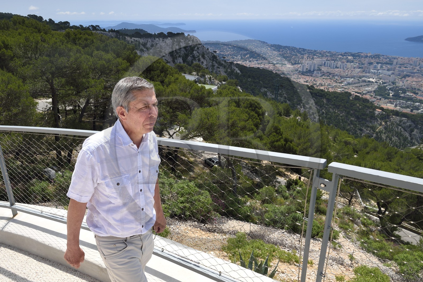 France, Var (83), Toulon, la rade depuis le Mont Faron, l'historien et écrivain Bernard Cross et la presqu'Ile de Saint-Mandrier en arrière plan
