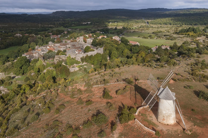 France, Aveyron (12), Causses et les Cévennes, paysage culturel de l'agro-pastoralisme méditerranéen, classés Patrimoine Mondial de l'UNESCO, La Couvertoirade, labellisé Les Plus Beaux Villages de France, village fortifié sur le plateau du Larzac surplombé par le moulin de Redounel (vue aérienne)