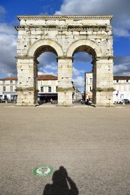 France, Charente-Maritime (17),  Saintonge, Saintes, l'arc de Germanicus est un arc routier en bordure de la Charente érigé en l'an 18-19 en l'honneur de l'empereur Tibère, son fils Drusus et son neveu et fils adoptif Germanicus
