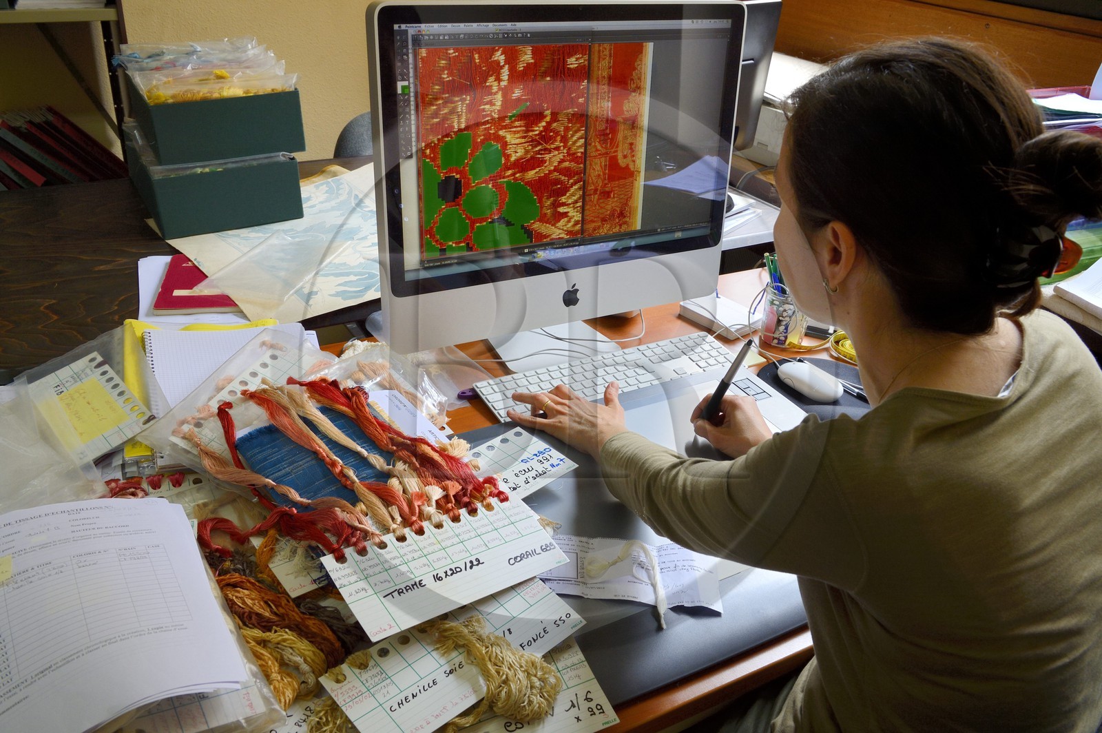 France, Rhône (69), Lyon, quartier de la Croix-Rousse, Manufacture de soieries Prelle, numérisation et mise en forme des modèles anciens pour pouvoir les recréer, ici un tissus du XVIIIème siècle