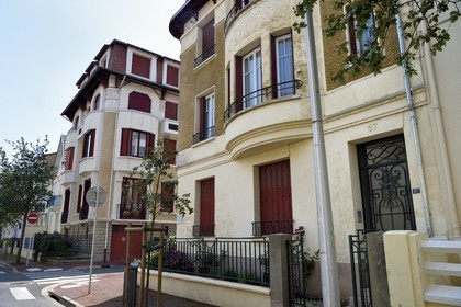 France, Allier (03), Vichy, quartier de France, maison art Déco appelée Les Noisetiers au 67 de l'avenue Jean Baptiste Bulot, les Roches Noires du n°65 en arrière plan