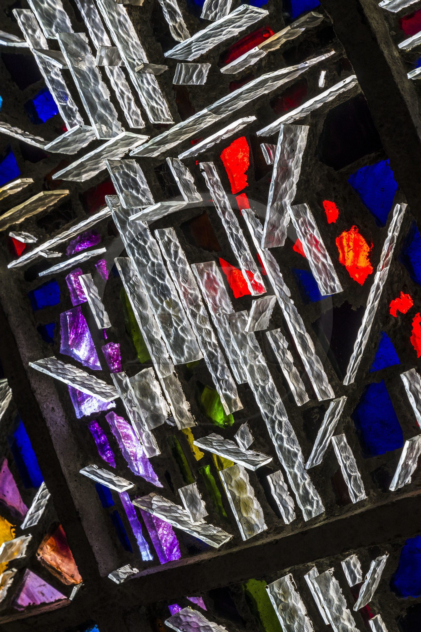 France, Charente-Maritime (17), Royan, église Notre-Dame de Royan construite de 1955 à 1958 par l'architecte Guillaume Gillet (Grand Prix de Rome), verrière multicolore oeuvre du maître-verrier Henri-Martin Granel