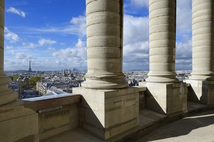 France, Paris (75), le Panthéon, colonnade extérieure à la base du dôme (Tour-lanterne) offrant un large panorama sur la ville, l'église Saint-Sulpice et la Tour Eiffel en arrière plan