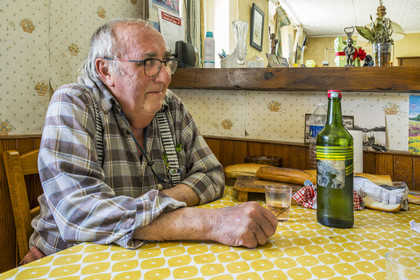 France, Finistère (29), Mer d'Iroise, Ile d'Ouessant, Eugene Malgorn, ancien marin de commerce ouessantin, dans sa maison