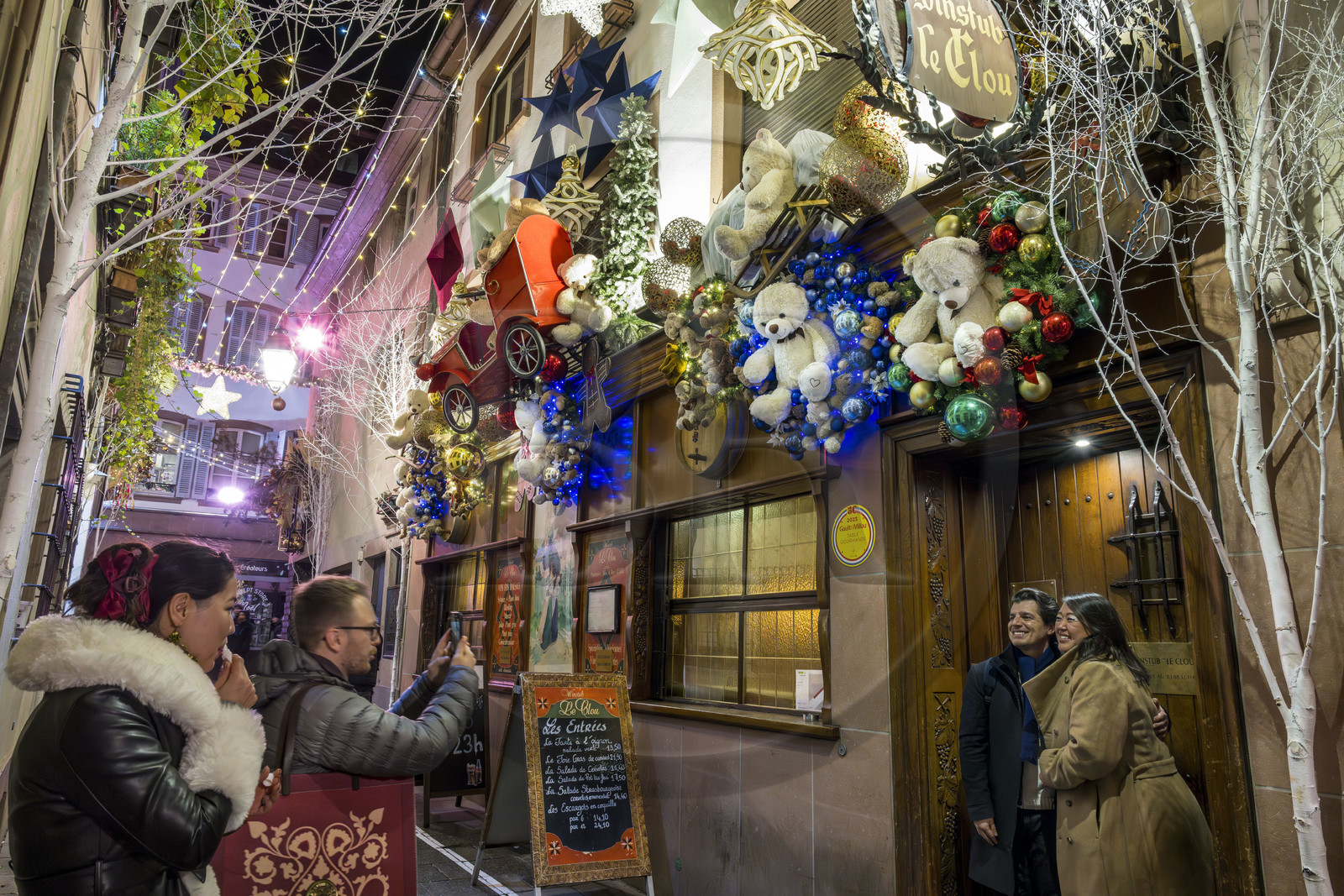 France, Bas-Rhin (67), Strasbourg, vieille ville classée au Patrimoine Mondial de l’UNESCO, la winstub Le Clou dans la rue du Chaudron avec ses décors de Noël