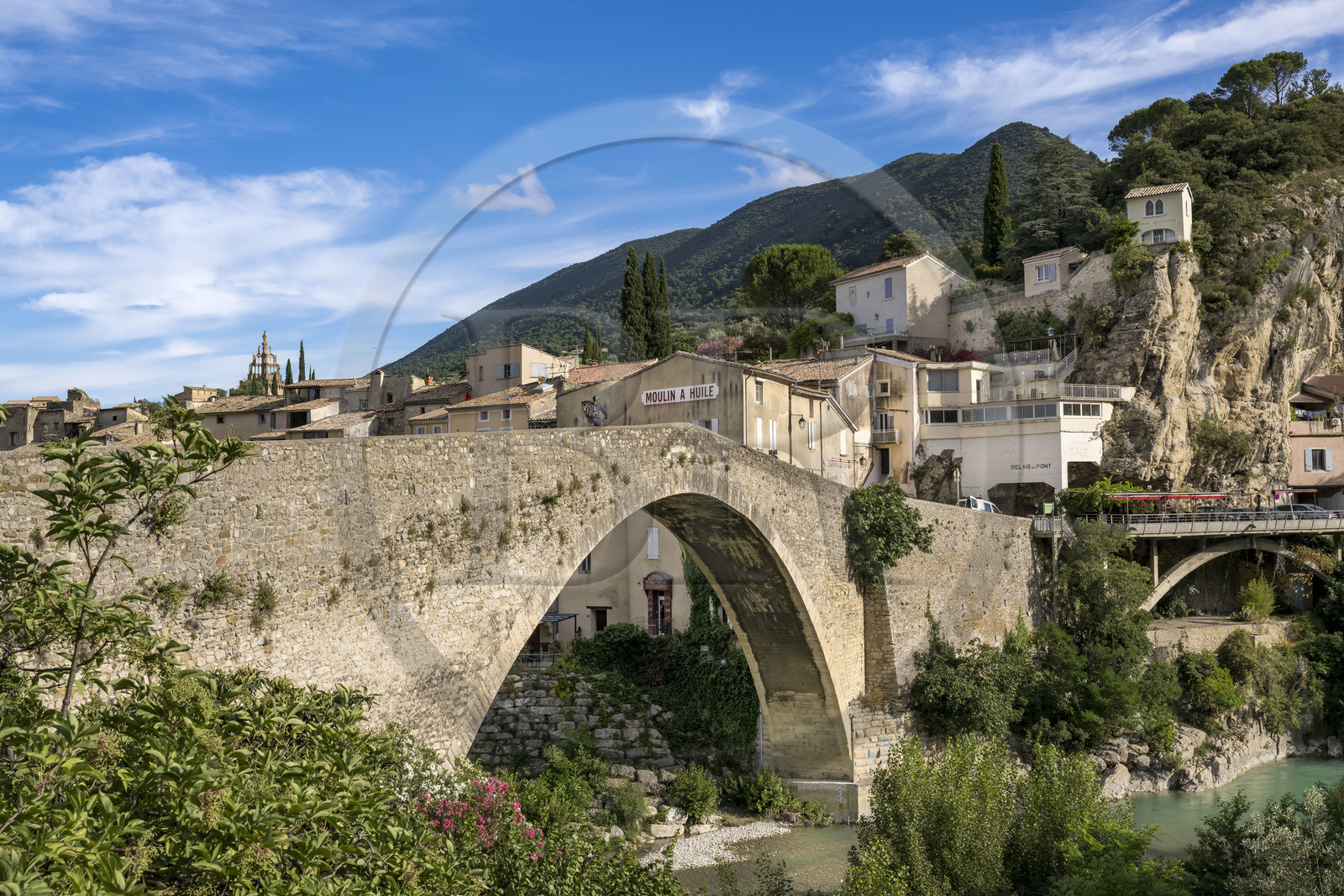 France, Drôme (26), Drôme provençale, Nyons, le pont en arc sur l'Eygues datant du début du XVe siècle
