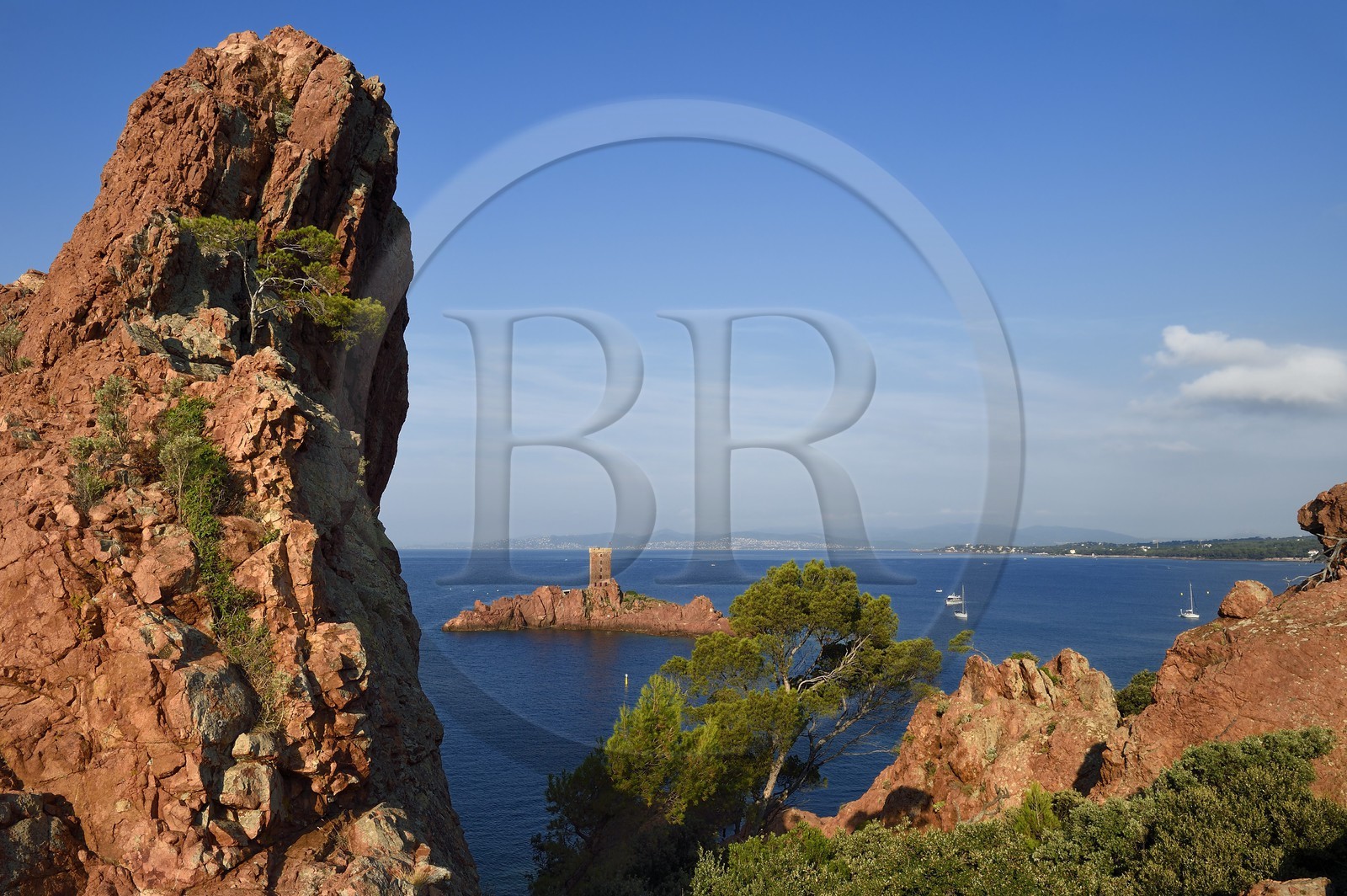 France, Var (83), Agay commune de Saint-Raphaël, massif de l'Estérel, la Corniche d'Or, la tour de l'Ile d'Or au large du cap du Dramont