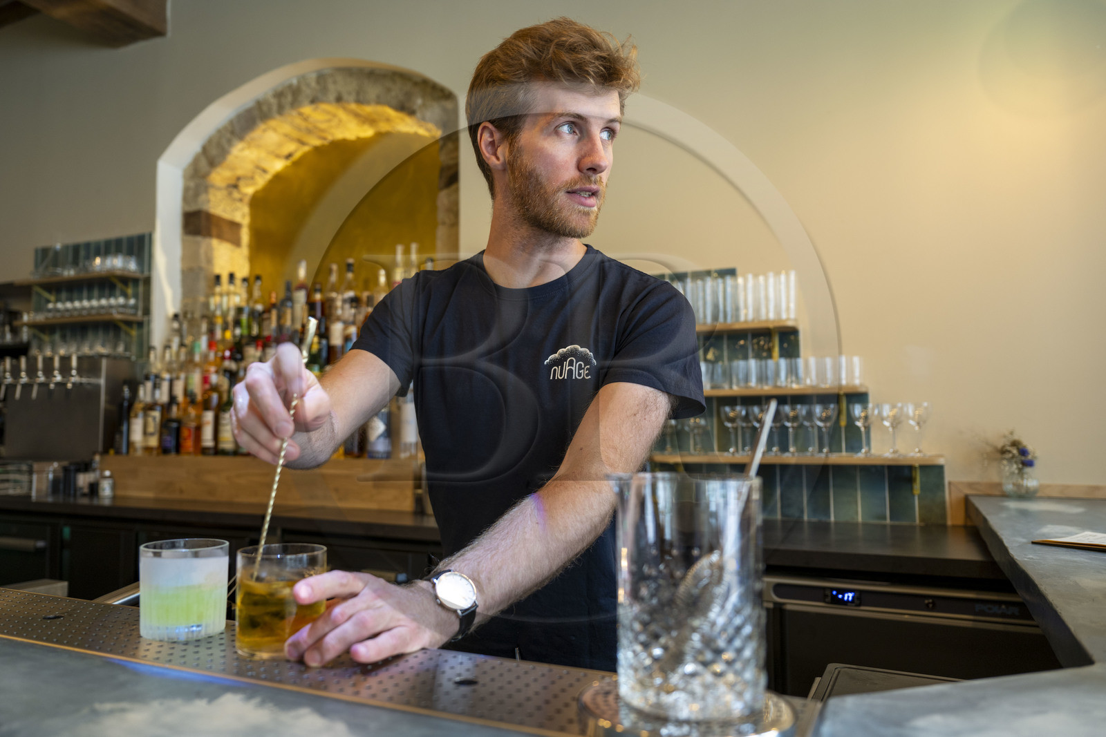 France, Côte-d'Or (21), Dijon, zone classée Patrimoine Mondial de l'UNESCO, le barman roi du cocktail Colin Lach dans son Bar Nuage place Bossuet