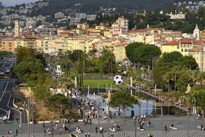 France, Alpes-Maritimes (06), Nice,  la Promenade du Paillon, le miroir d'eau de 3000 m2 et les jets d'eau de la place Massena