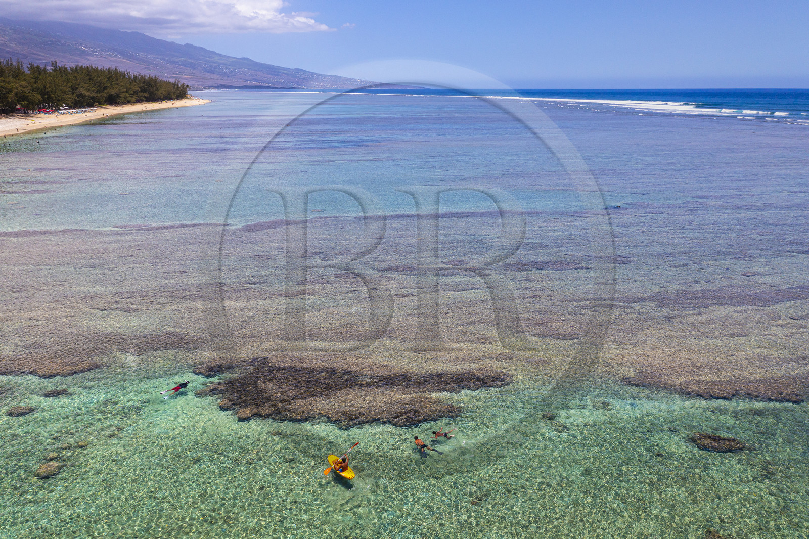 France, île de la Réunion, la Cote Ouest, plage du lagon de Saint-Gilles-Les-Bains à l'Ermitage-les-Bains, bordée par des filaos (vue aérienne)