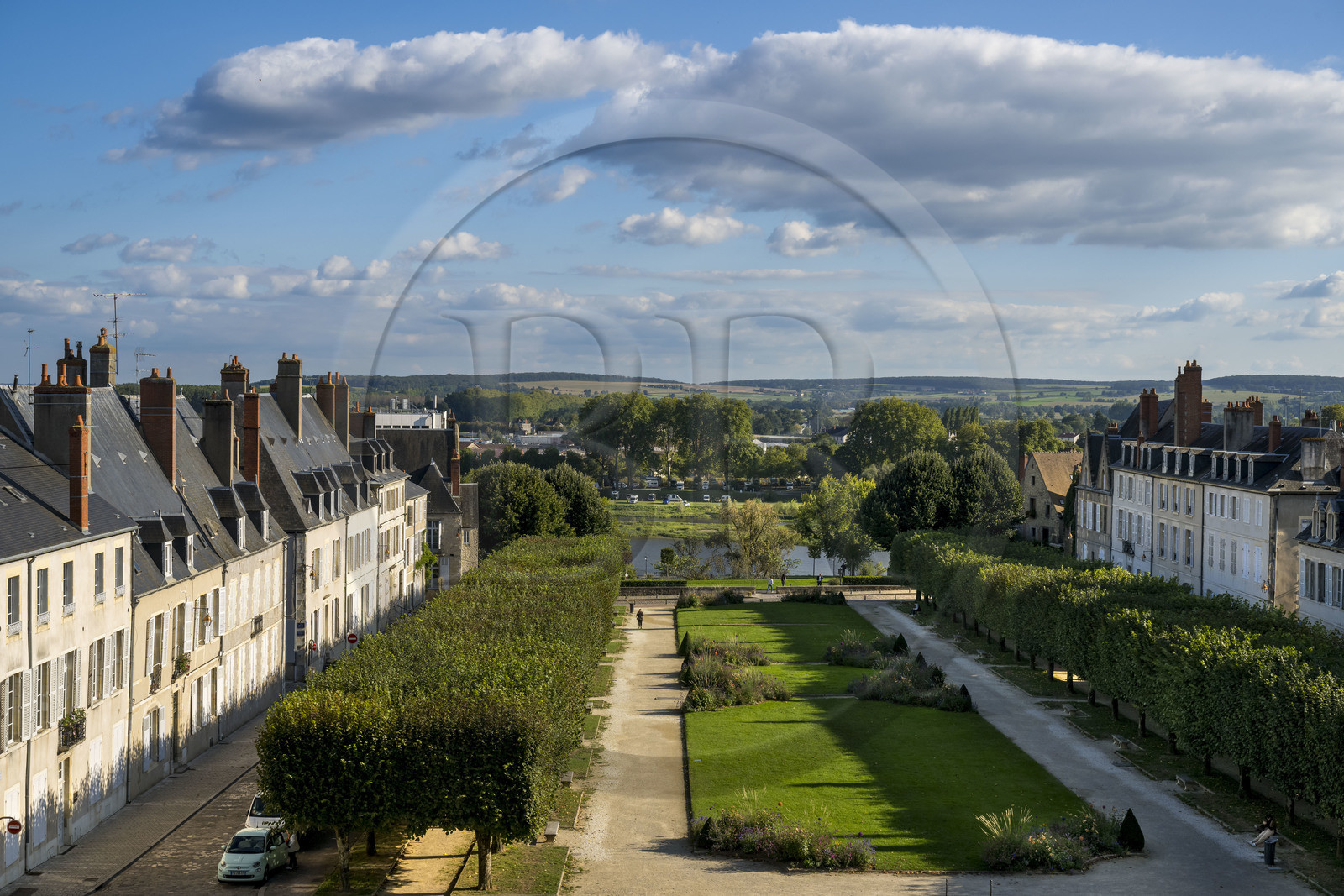 France, Nièvre (58), Nevers, esplanade du palais ducal et la Loire en arrière plan