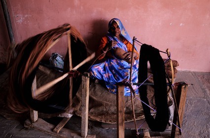 Inde, état du Rajasthan, Jaipur, fabrication d'un tapis, filage de la laine