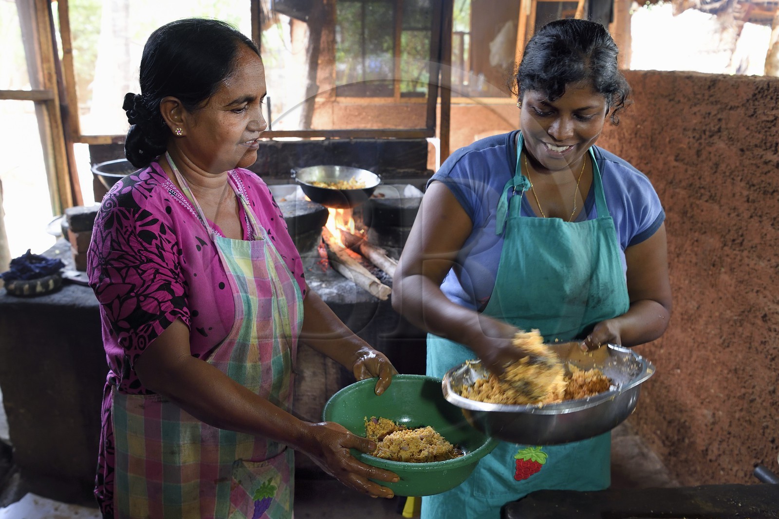 Sri Lanka, province du Centre-Nord, Polonnaruwa, cuisine du restaurant Priyamali gedara, préparation du curry
