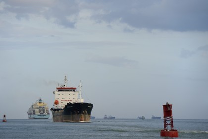 Panama, Panama City, cargo Panamax dans le chenal d'accés au Canal de Panama coté Océan Pacifique