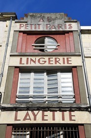 France, Charente-Maritime (17), La Rochelle, facade Art Déco de l'ancien commerce Au petit Paris - Lingerie Layette au 35 rue des Merciers