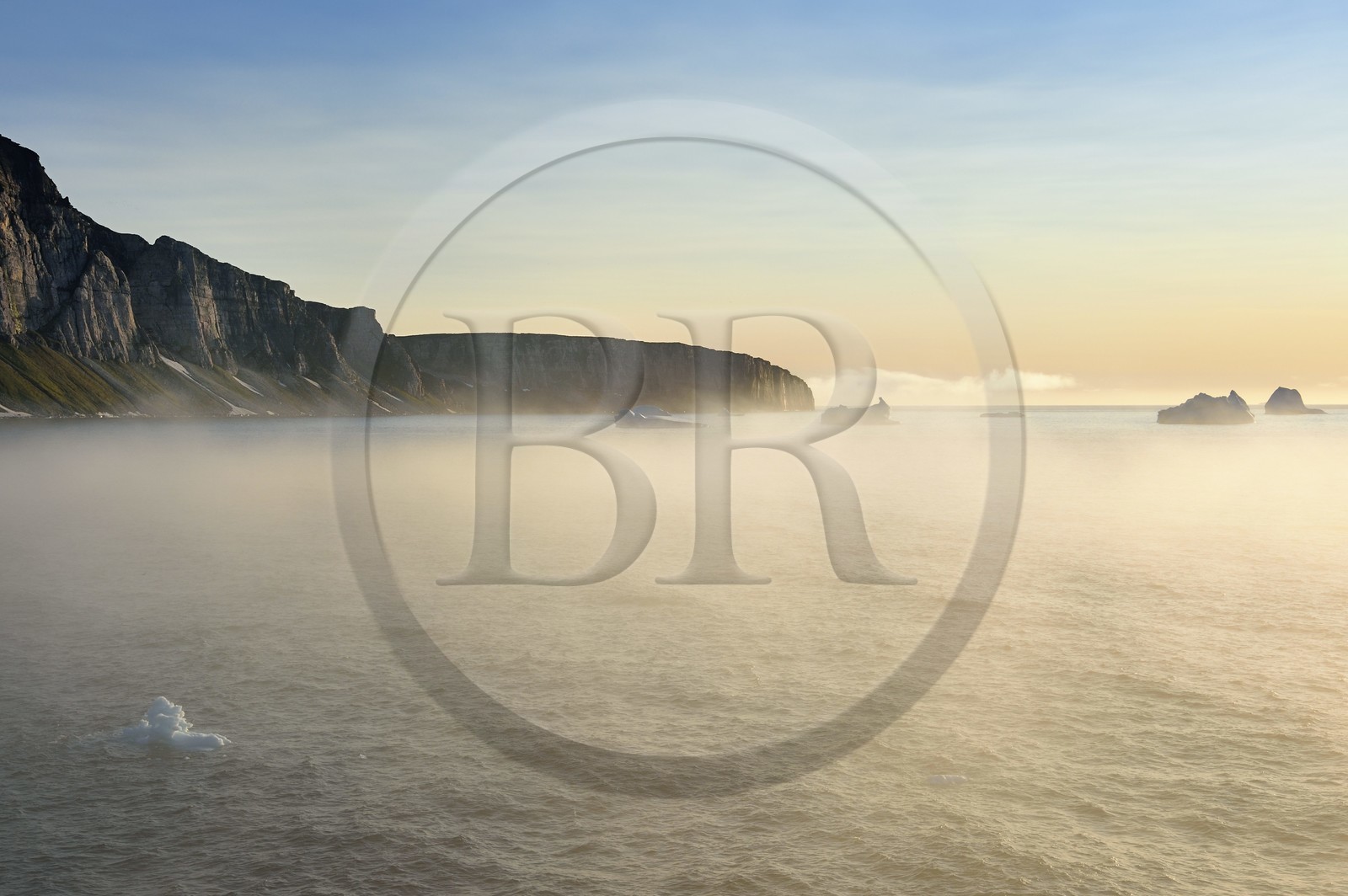Groenland, cote Nord-Ouest, Murchison sund au nord de Baffin Bay, les falaises vertigineuses de Hakluyt Island au large de la cote ouest de Kiatak (Northumberland Island)