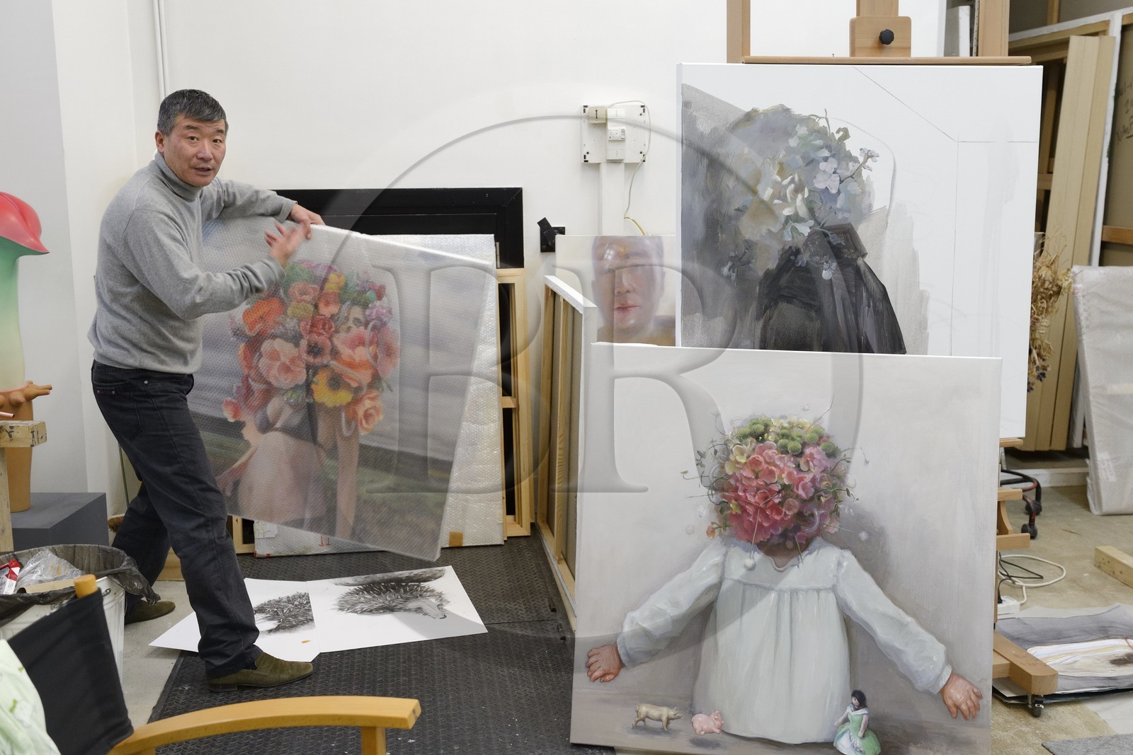 France, l'artiste peintre de Xiaofan Ru dans son atelier des Lilas près de Paris