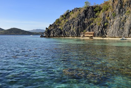 Philippines, Calamian Islands dans le nord de Palawan, Coron Island Natural Biotic Area, Banul Beach des falaises de calcaire