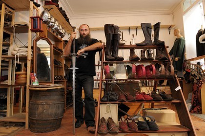 France, Paris (75), magasin d'accessoires médiévaliste Rêves d'Acier, Marc Muscadel