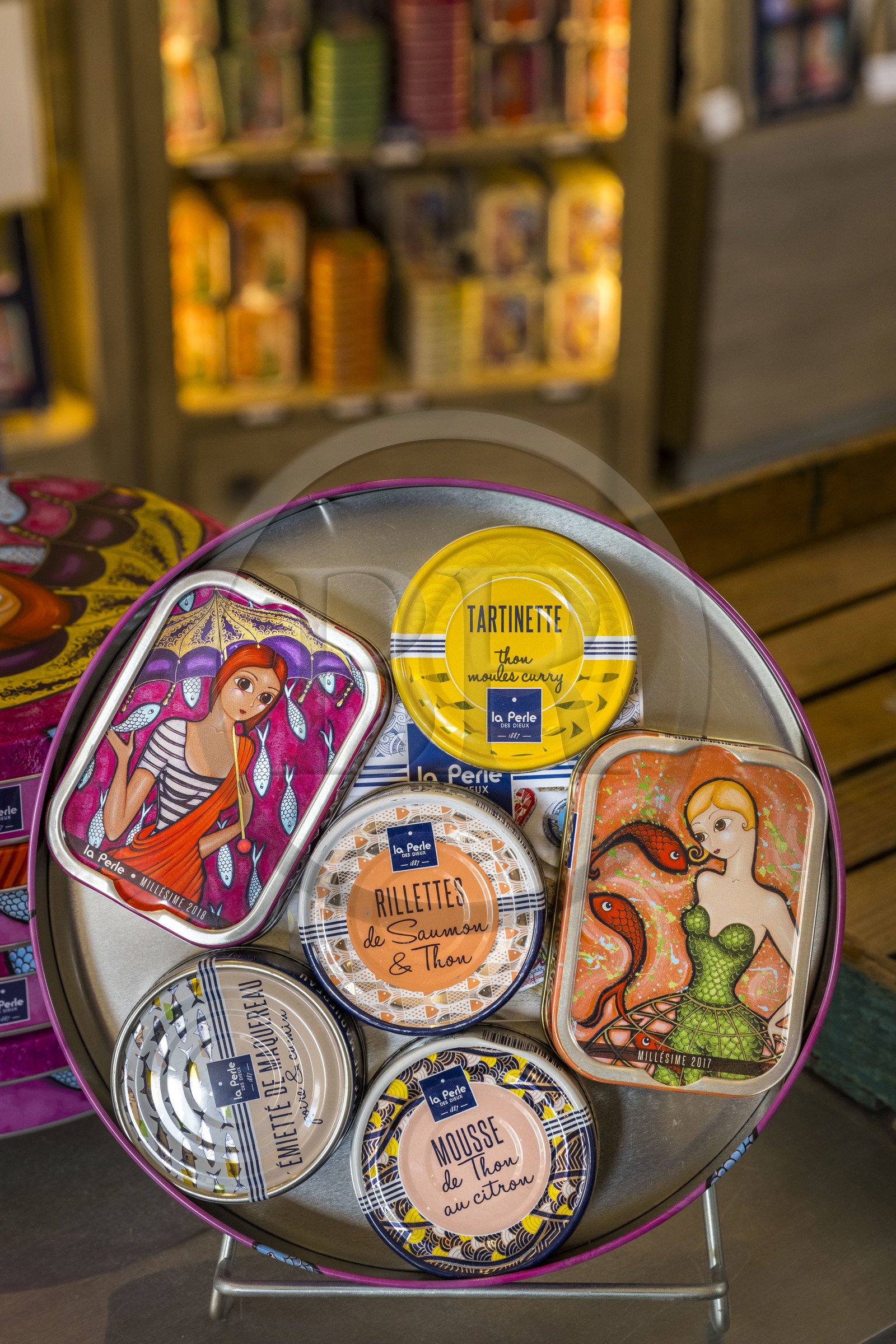 France, Vendée (85), Saint-Gilles-Croix-de-Vie, magasin la Perle des Dieux - l'Atelier de la Sardine, boites de sardines