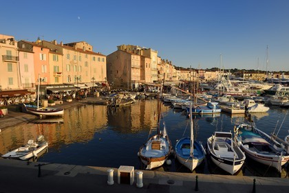 France, Var (83), Saint-Tropez, pointus (barques de pêche traditionnelles) dans le vieux port