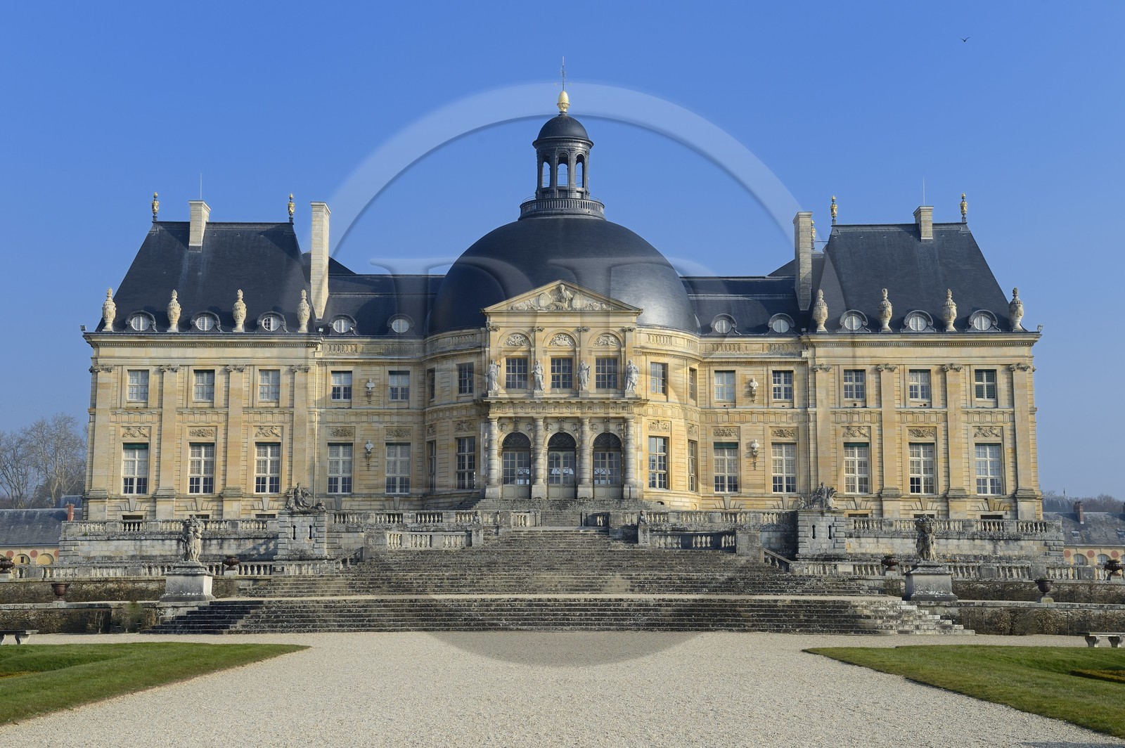 France, Seine-et-Marne (77), Maincy, le château de Vaux-le-Vicomte, façade sud du château et les jardins à la française dessinés par Le Nôtre