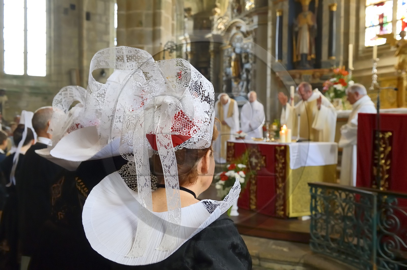 France, Finistère (29), Locronan, labellisé Les Plus Beaux Villages de France, église Saint-Ronan, cérémonie religieuse qui précède la procession de la Troménie