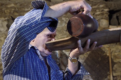 Géorgie, Kakheti, Gurjaani, Velistsikhe, monsieur Nordari, producteur de vin dans sa cave, certains buvait traditionnellement le vin dans des planches arrondies