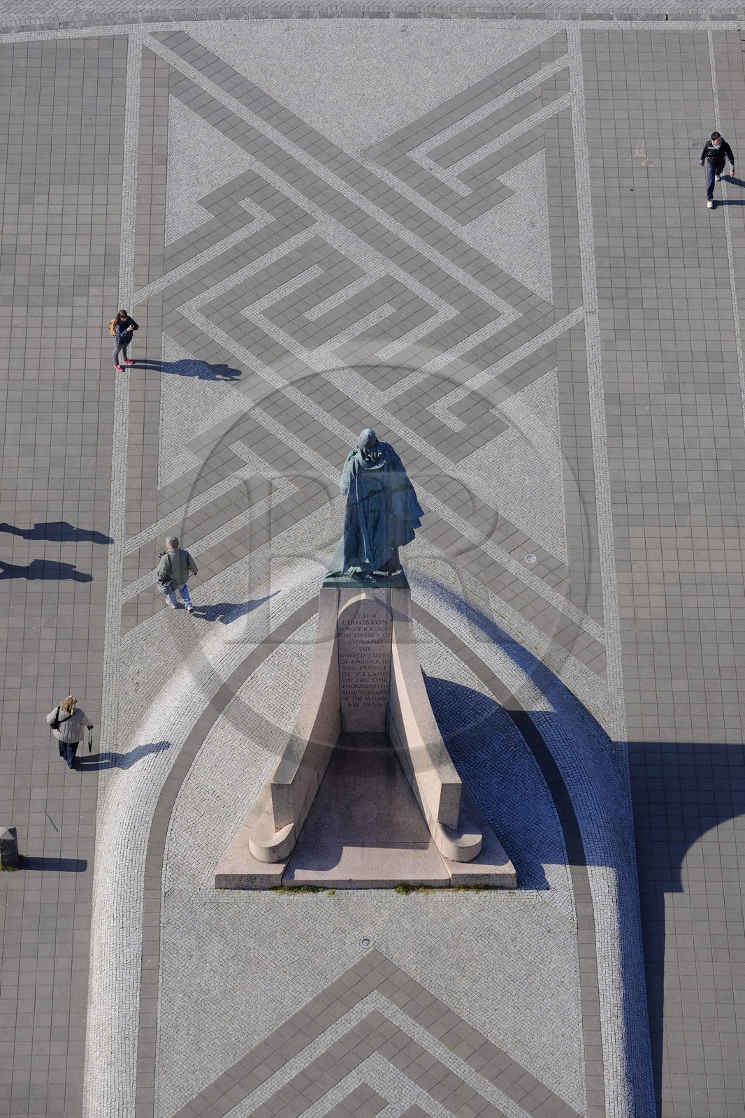 Islande, Reykjavik, statue de Leifur Eriksson devant Hallgrimskirkja