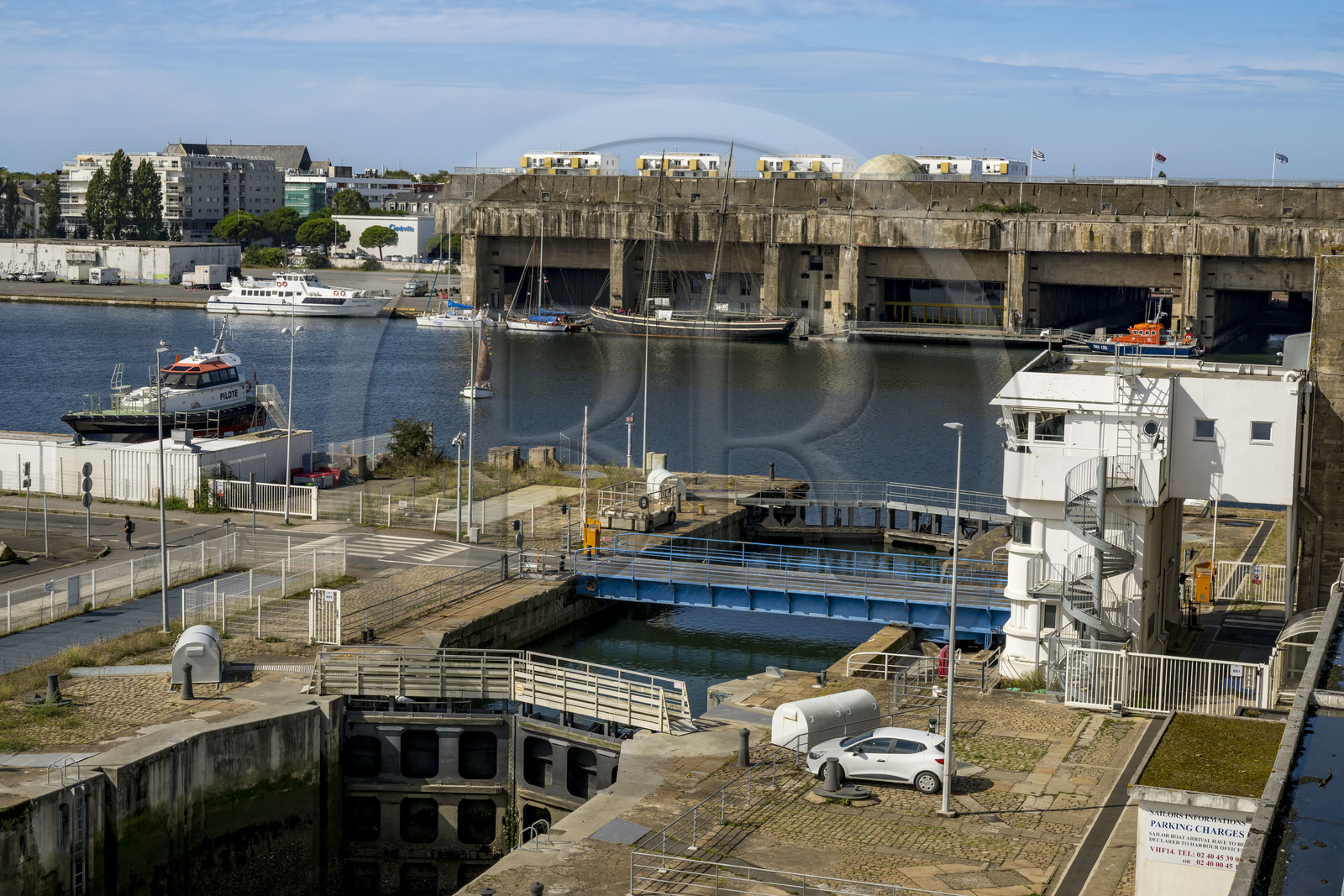 France, Loire-Atlantique (44), Saint-Nazaire, les anciennes bases sous-marines allemandes construites lors de la dernière guerre mondiale bordent le bassin à flot du port de Saint-Nazaire, l'écluse Est