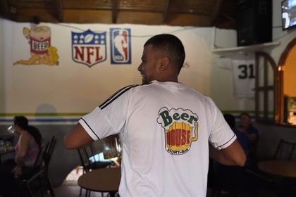 Nicaragua, Granada, serveur dans un bar