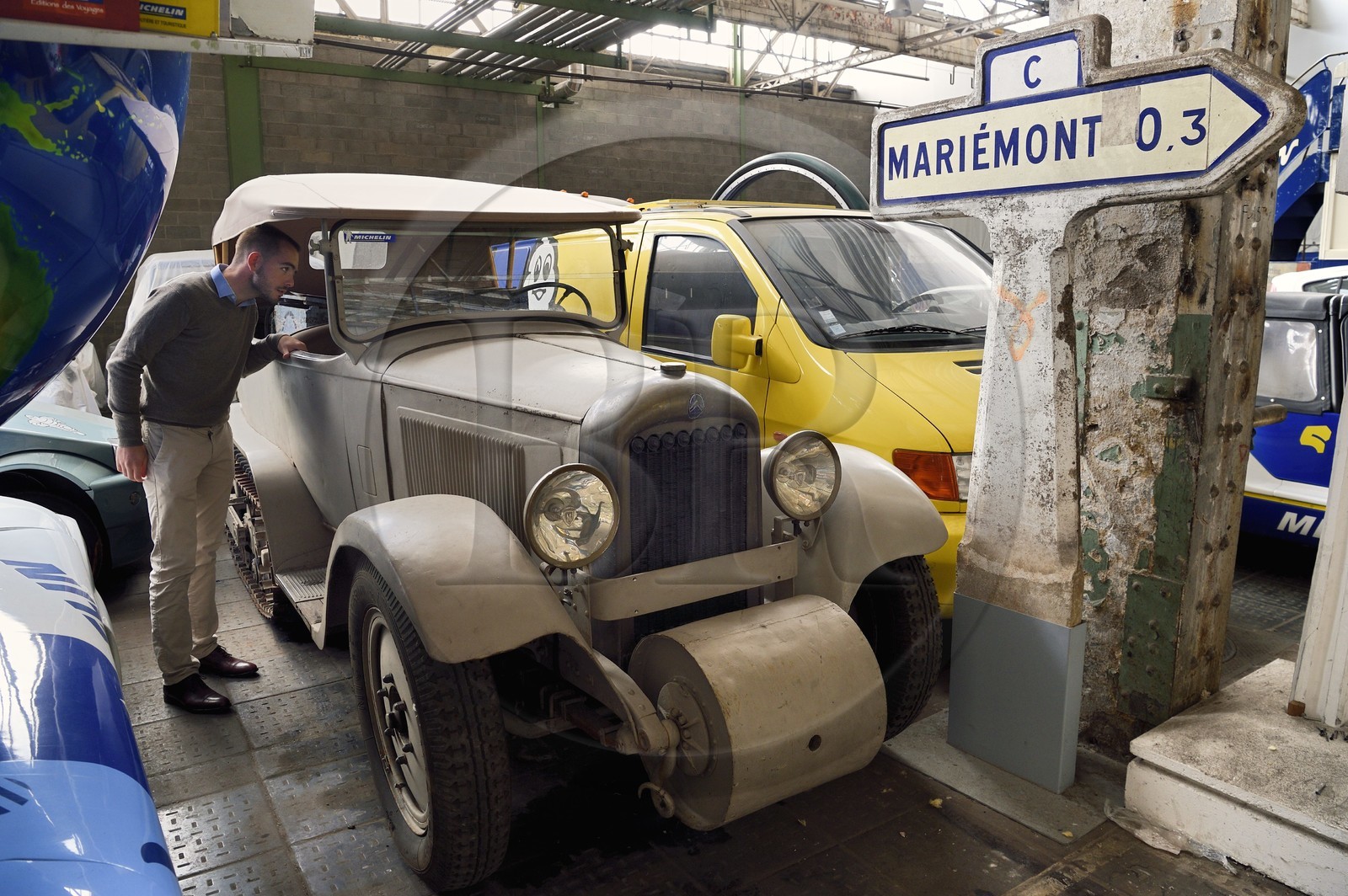 France, Puy-de-Dôme (63), Clermont-Ferrand, réserves du patrimoine historique dans l'usine Michelin de Cataroux, autochenille Citroen (1932)